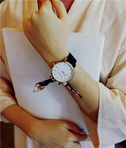 Női karóra szatén szíjjal, többféle színben