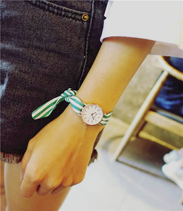 Női karóra szatén szíjjal, többféle színben