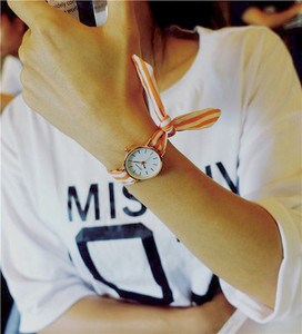 Női karóra szatén szíjjal, többféle színben