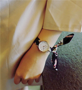 Női karóra szatén szíjjal, többféle színben