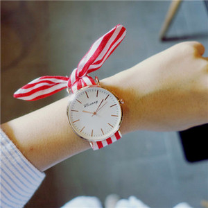 Női karóra szatén szíjjal, többféle színben