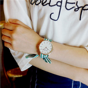 Női karóra szatén szíjjal, többféle színben