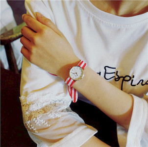 Női karóra szatén szíjjal, többféle színben