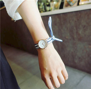 Női karóra szatén szíjjal, többféle színben