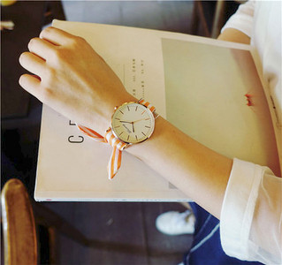 Női karóra szatén szíjjal, többféle színben