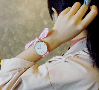 Női karóra szatén szíjjal, többféle színben