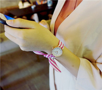 Női karóra szatén szíjjal, többféle színben