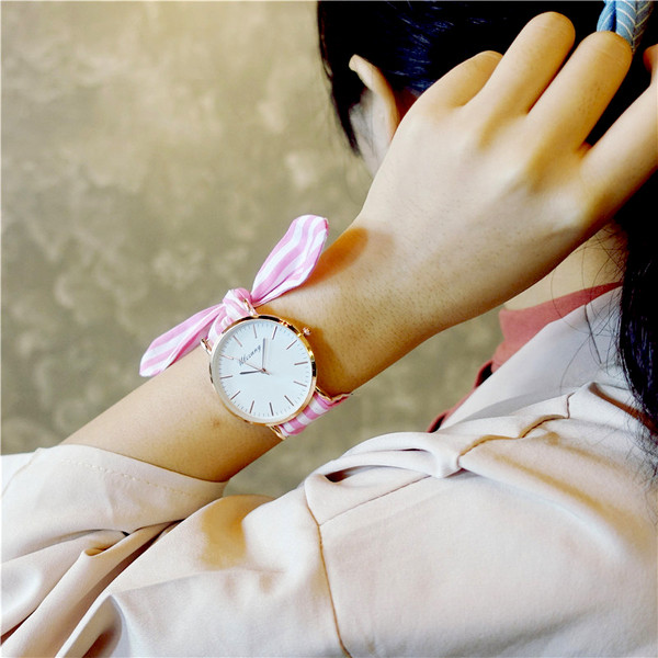 Női karóra szatén szíjjal, többféle színben