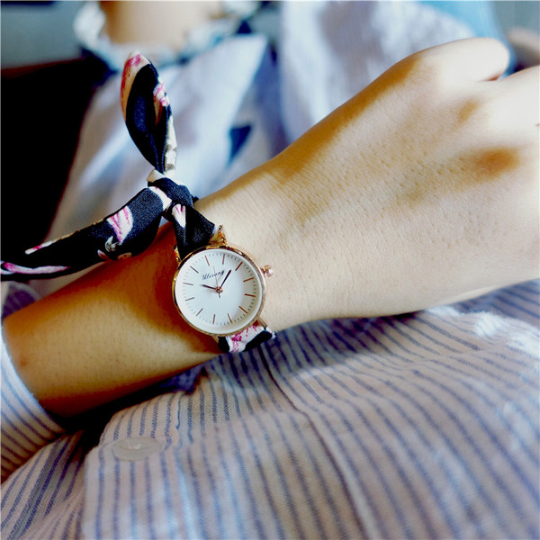 Női karóra szatén szíjjal, többféle színben
