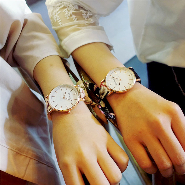 Női karóra szatén szíjjal, többféle színben