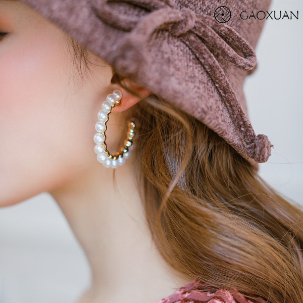 Cercei de dama cu perle de culoare auriu si argintiu