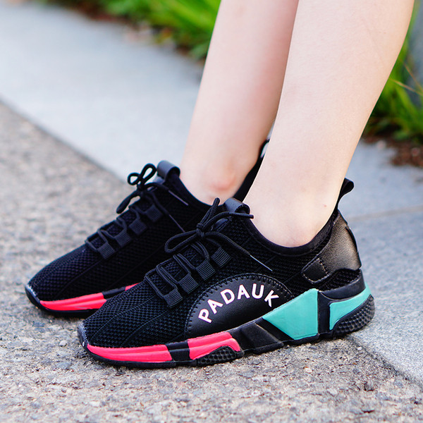 Lányoknak készült sport gyerekcipő fekete színben