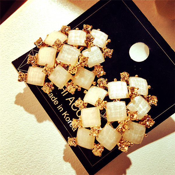 Cercei de dama actuali in alb si negru