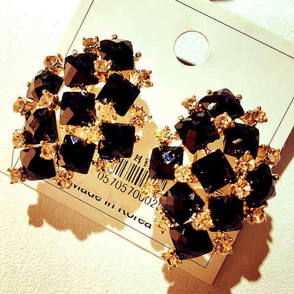 Cercei de dama actuali in alb si negru