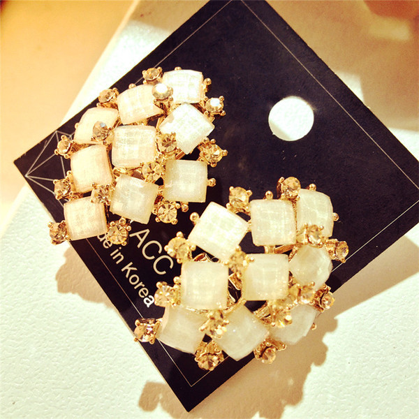 Cercei de dama actuali in alb si negru