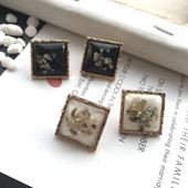 Cercei mici de dama cu forma patrata in alb si negru