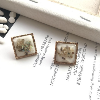 Cercei mici de dama cu forma patrata in alb si negru