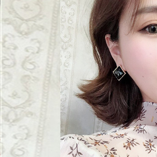 Cercei mici de dama cu forma patrata in alb si negru