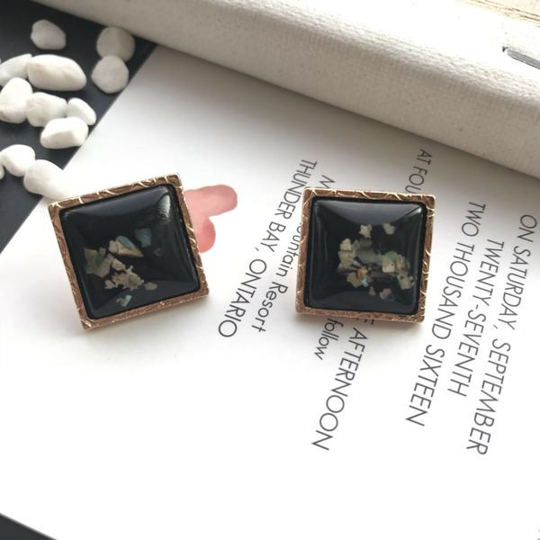 Cercei mici de dama cu forma patrata in alb si negru