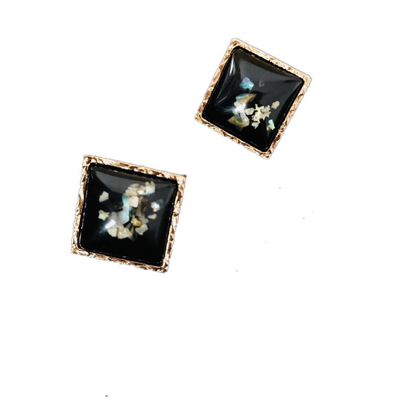 Cercei mici de dama cu forma patrata in alb si negru