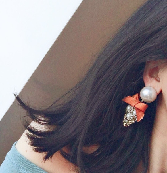 Női fülbevaló szalaggal és díszkövekkel több színben