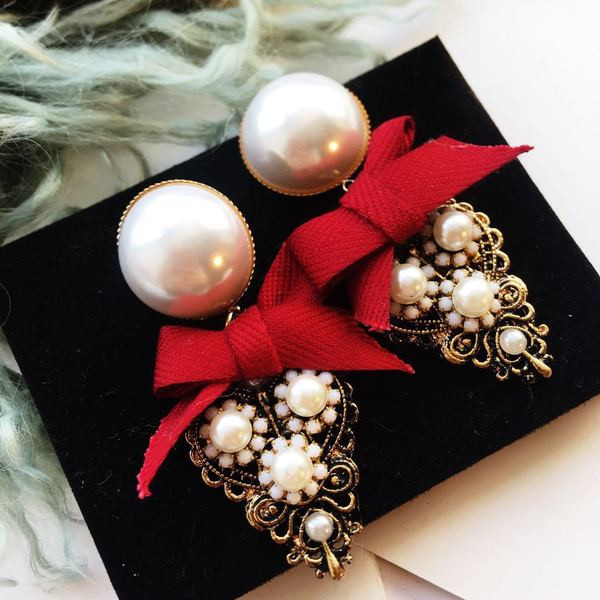 Női fülbevaló szalaggal és díszkövekkel több színben