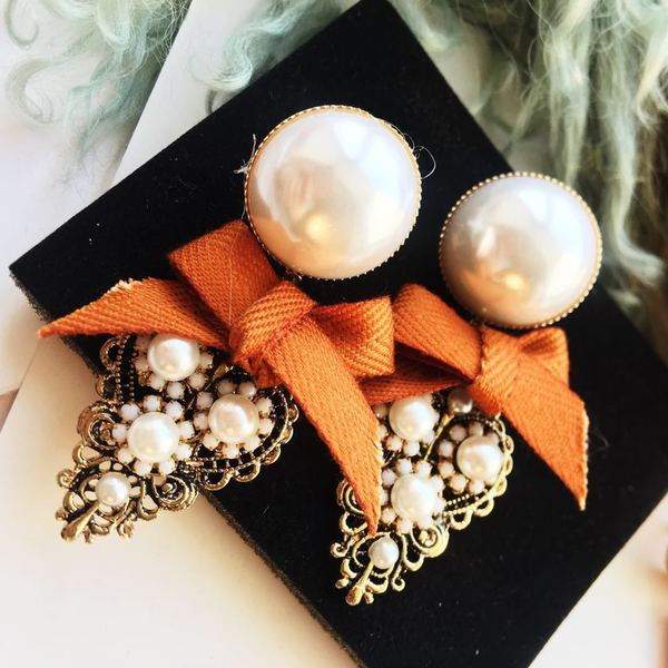 Női fülbevaló szalaggal és díszkövekkel több színben