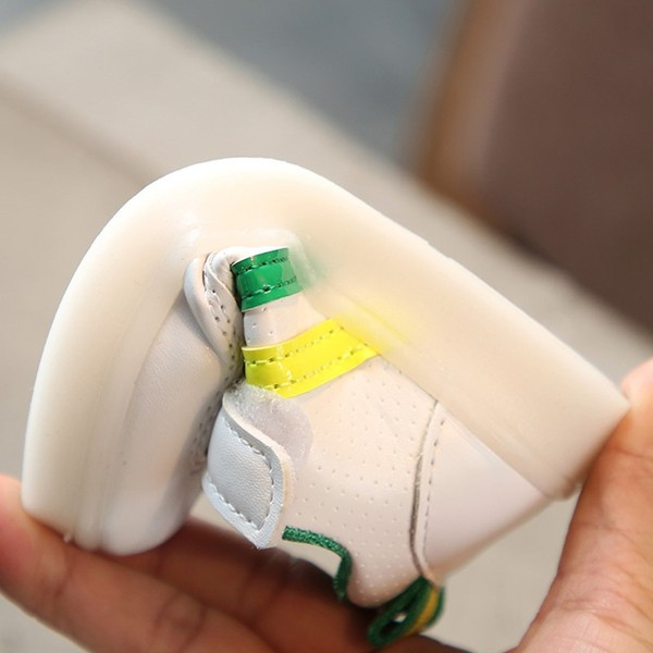 Adidasi moderni pentru copii - model luminos cu autocolante