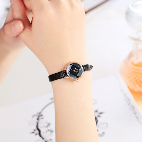 Stílusos női karóra vékony szíjjal, többféle színben