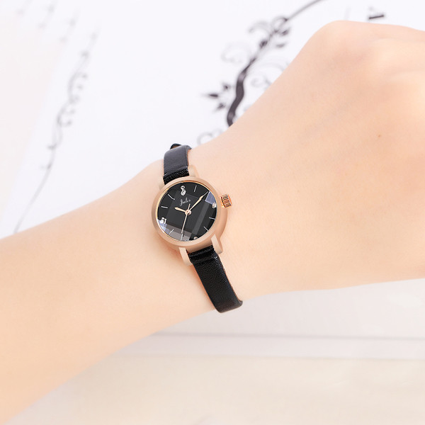 Stílusos női karóra vékony szíjjal, többféle színben