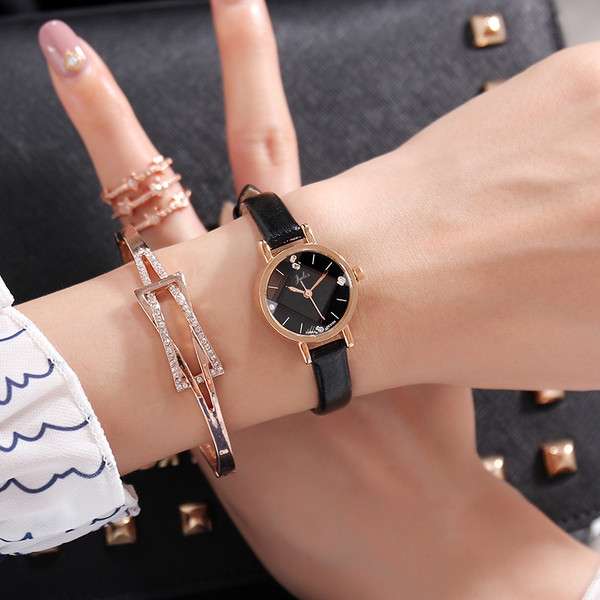 Stílusos női karóra vékony szíjjal, többféle színben