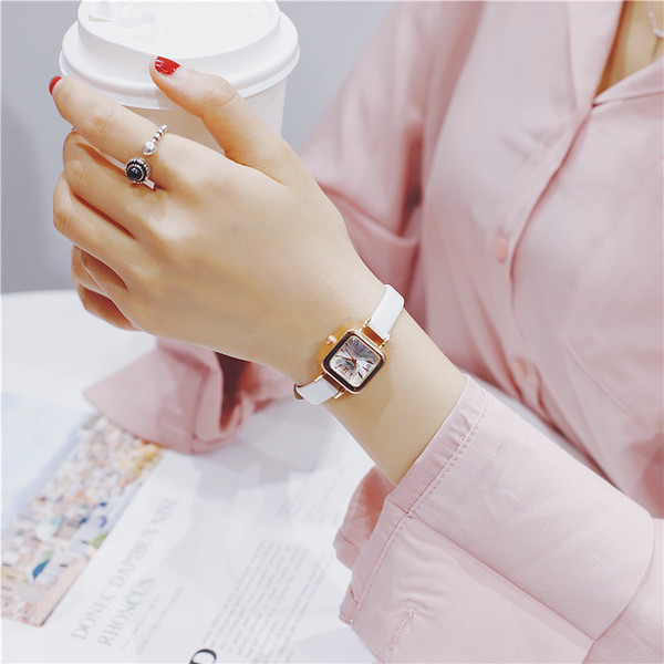 Elegáns női karóra több színben
