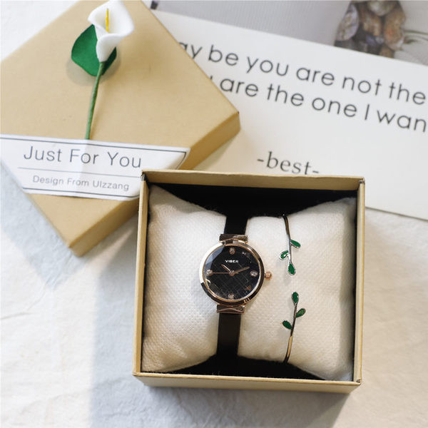 Hétköznapi használatra alkalmas női karóra többféle színben