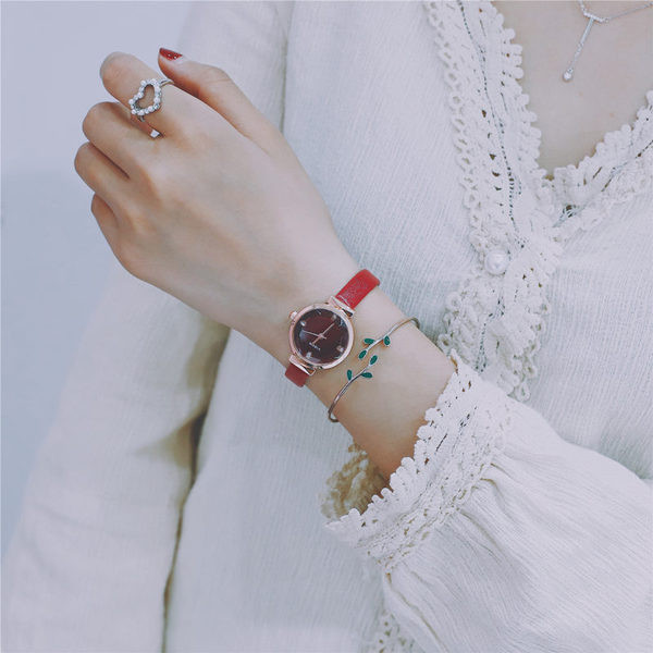 Hétköznapi használatra alkalmas női karóra többféle színben