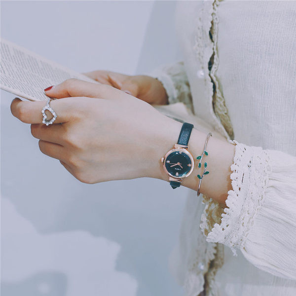 Hétköznapi használatra alkalmas női karóra többféle színben