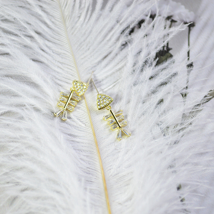 Cercei de damă din aur în formă de os de hering