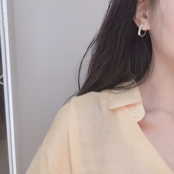 Női fülbevaló ezüst színben díszítő kövekkel