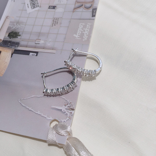 Női fülbevaló ezüst színben díszítő kövekkel