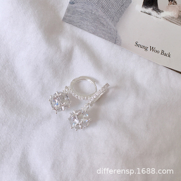 Стилни дамски обеци в два цвята със светъл камък