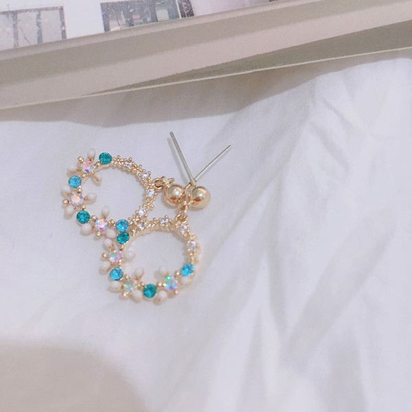 Cercei eleganti de dama in diferite modele