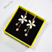 Elegáns női fülbevaló virággal