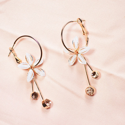 Elegáns női fülbevaló virággal