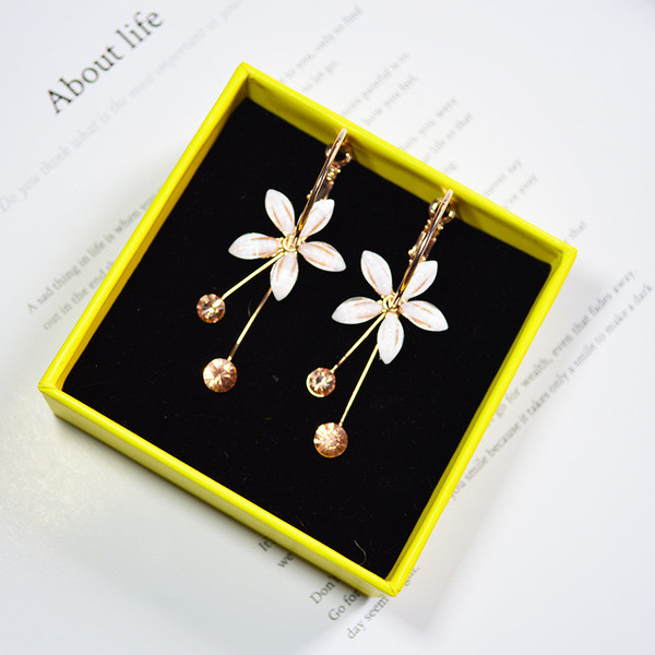 Elegáns női fülbevaló virággal