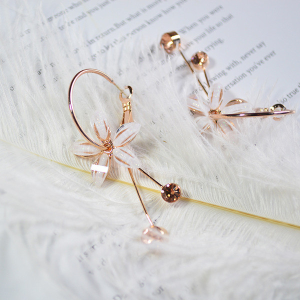 Elegáns női fülbevaló virággal