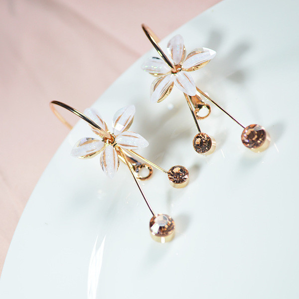 Elegáns női fülbevaló virággal