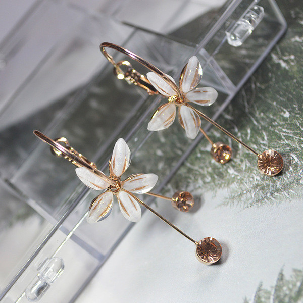 Elegáns női fülbevaló virággal