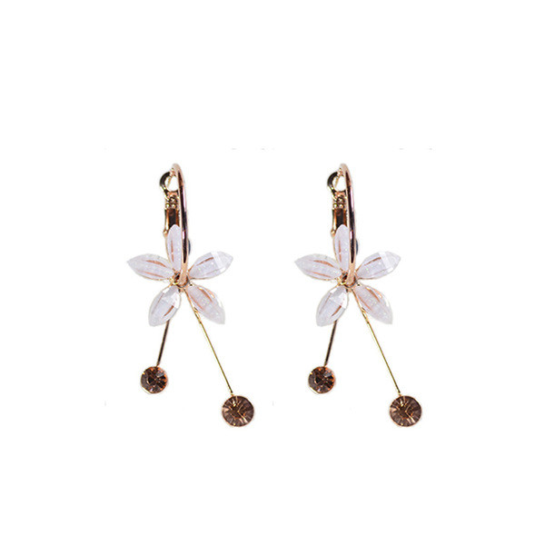 Elegáns női fülbevaló virággal