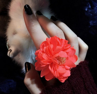 Модерен дамски пръстен в няколко цвята с 3D декорация - цвете