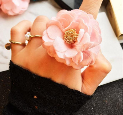 Модерен дамски пръстен в няколко цвята с 3D декорация - цвете