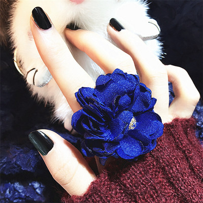 Модерен дамски пръстен в няколко цвята с 3D декорация - цвете
